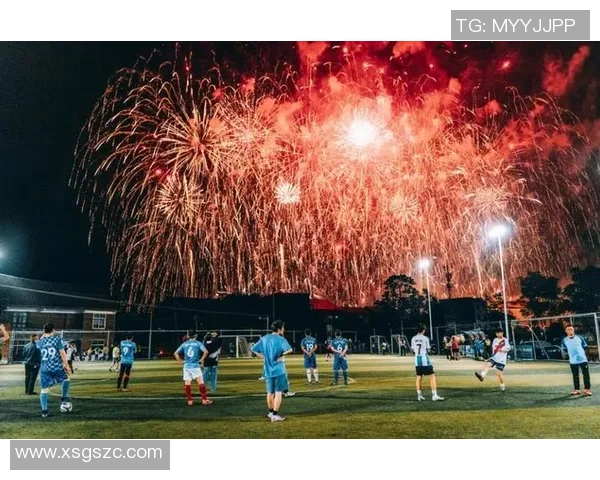 足球插花艺术展现绿茵场上的美丽与激情，感受球场上的创意与灵动
